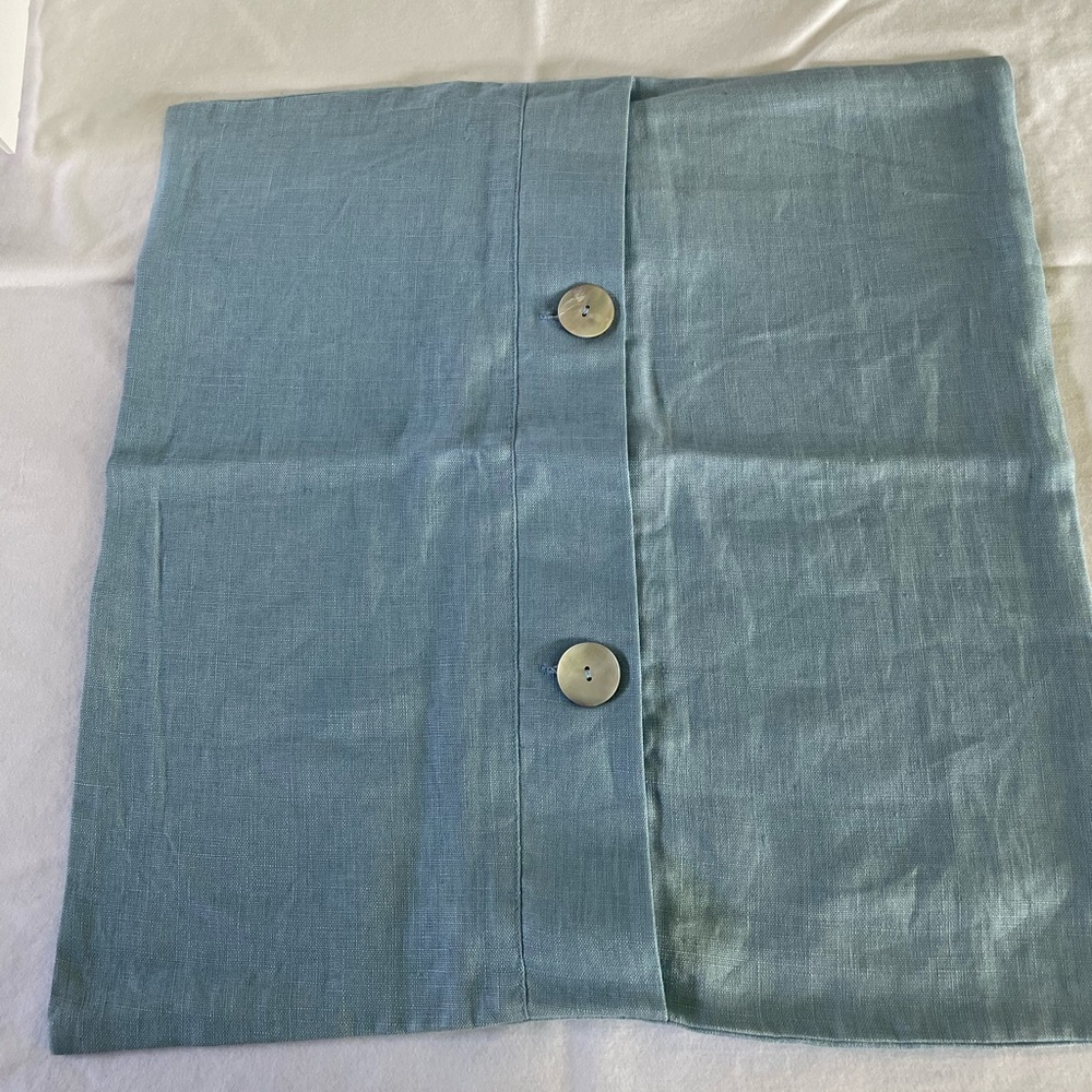 Pottery Barn 100% linen pillow cover. 18x18”. In EUC.